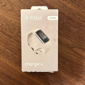 Fitbit Charge 6 in Light Beige